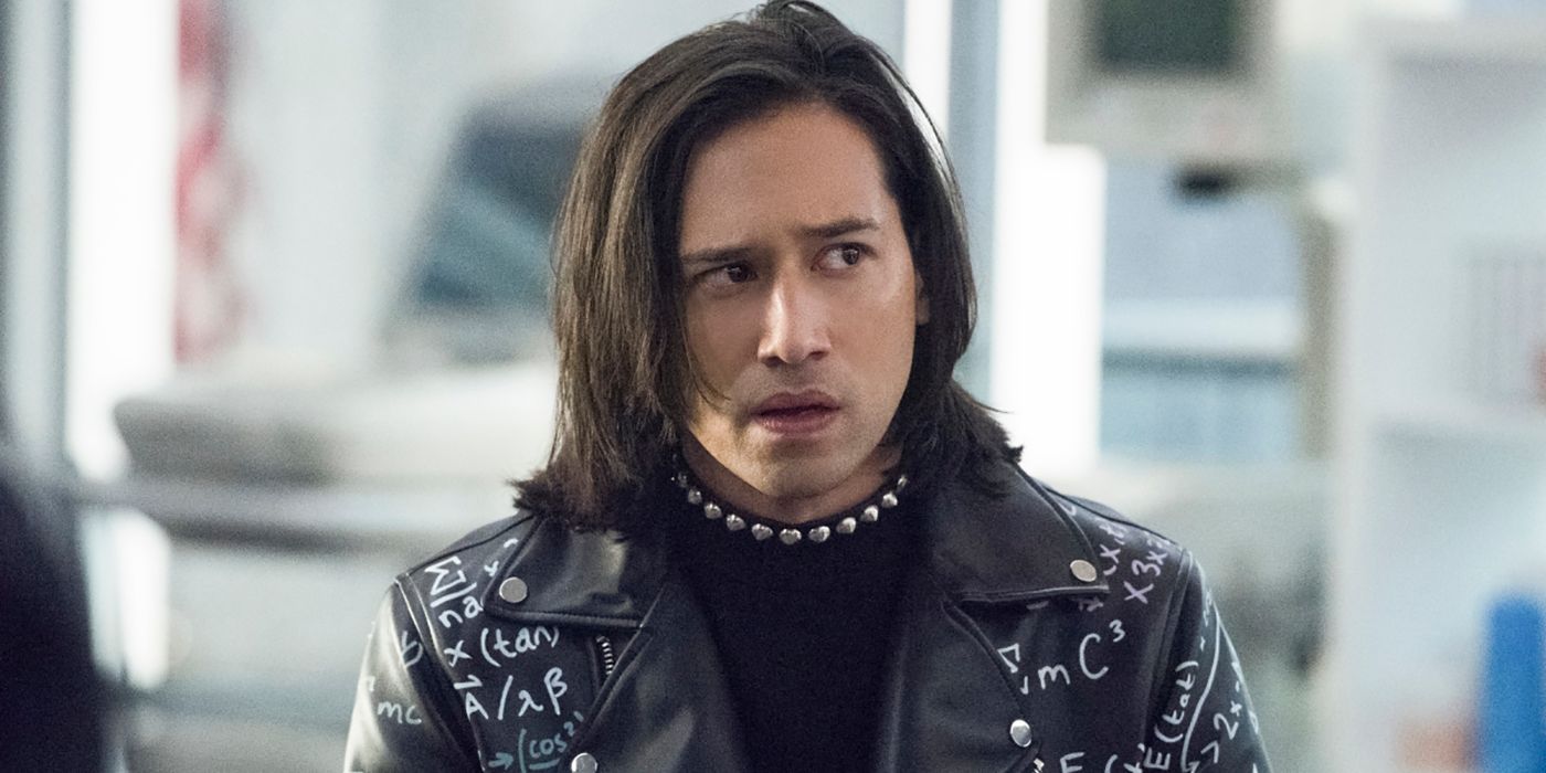 Supergirl Photos Put Brainy in a Comics-Accurate Costume | CBR